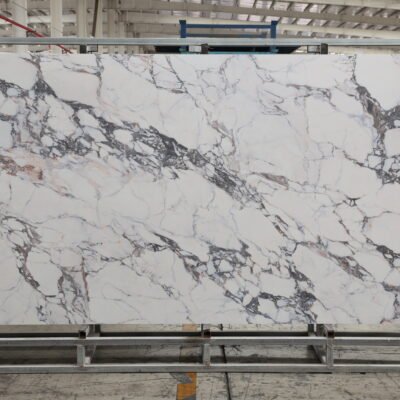 Classic Bulgar Keramiek Bij Natuursteen Slab