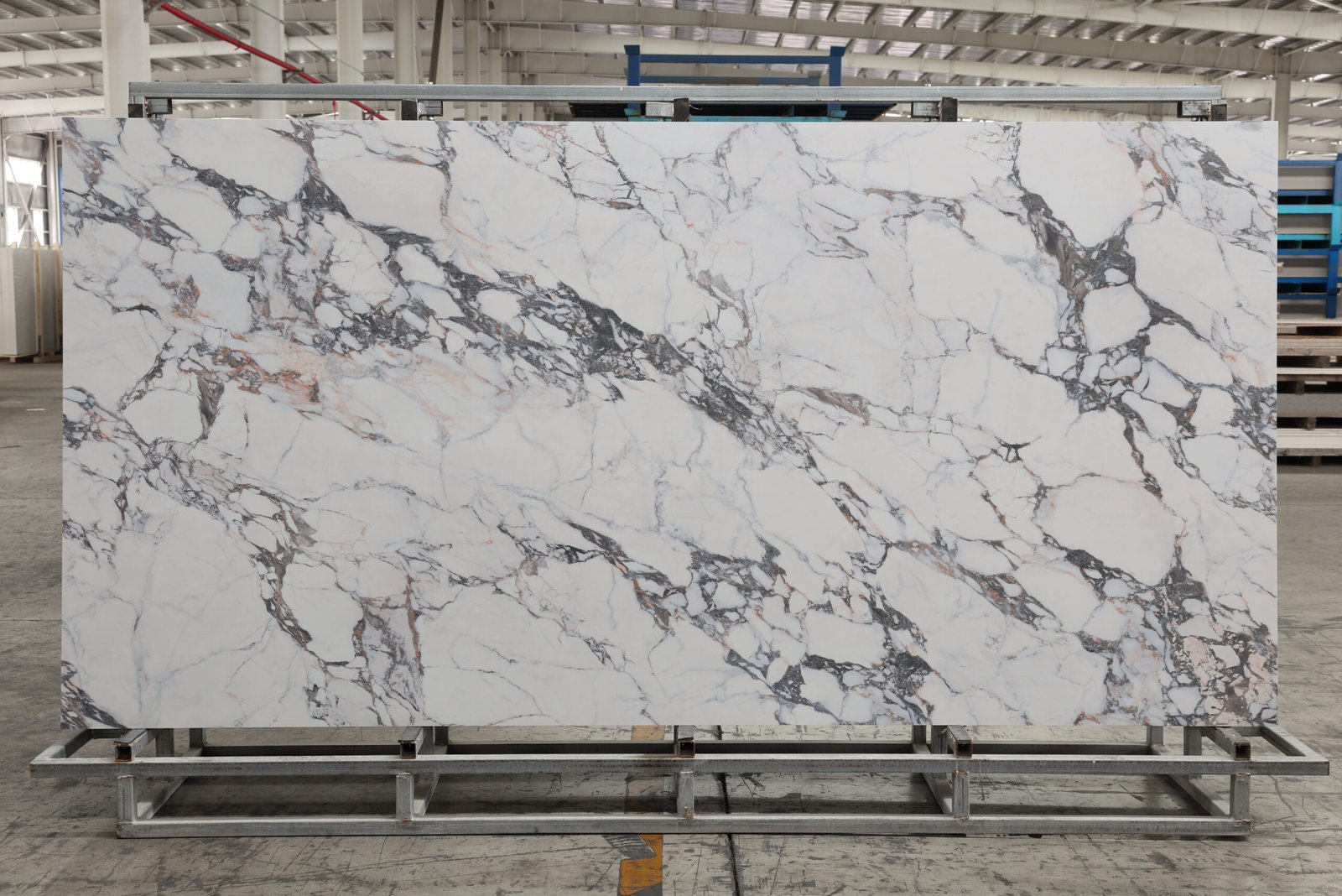 Classic Bulgar Keramiek Bij Natuursteen Slab