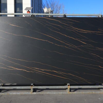 Laurent Gold Keramiek Bij Natuursteen Slab