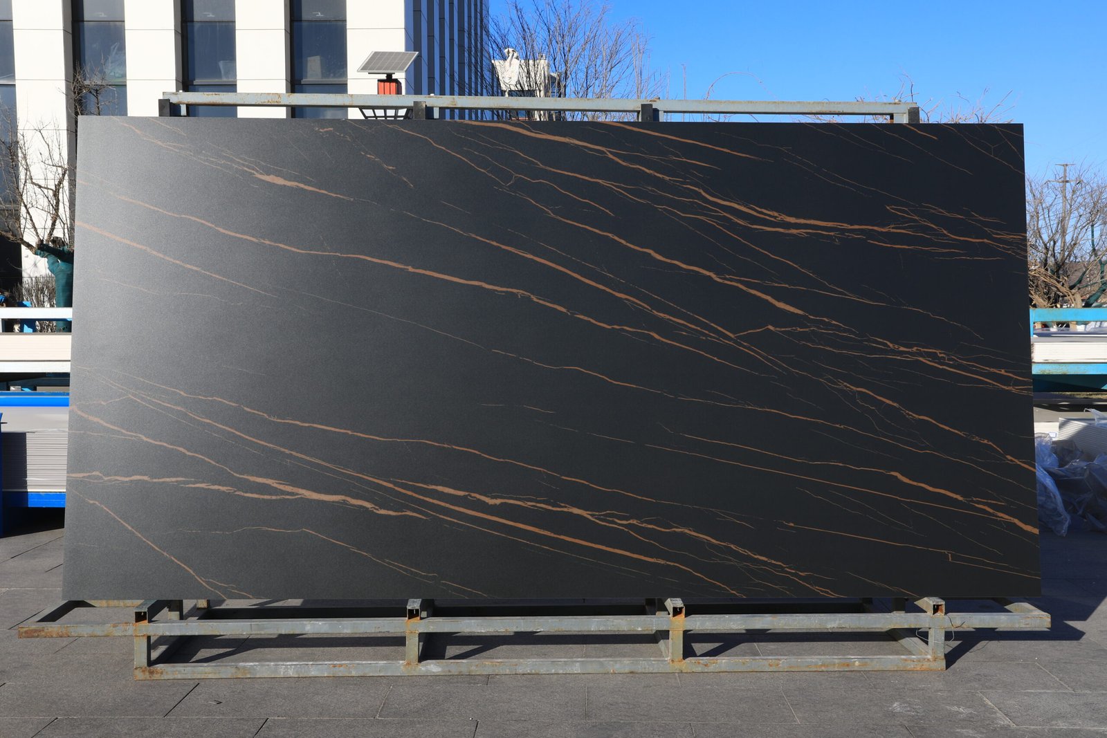 Laurent Gold Keramiek Bij Natuursteen Slab